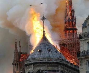 «Нотр-Дам в огне»: Ubisoft работает над VR-игрой про пожар в соборе Парижской Богоматери